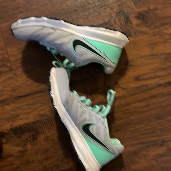 Mint green and gray Nike sneakers - Picture 2 of 4